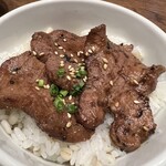 牛たん酒場 たん之助 - タレがほぼ無い丼物の食べにくいことといったら。汁だくも腹立つけど、これは無い。