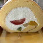 Patisserie Moncheｒ Factory Shop - 堂島ロール（フルーツ入り）　断面