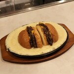 American diner ANDRA - チーズに in したハンバーガー　完成♡♡♡