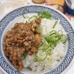 Yoshinoya - お代わりした増量ごはん、納豆二皿目