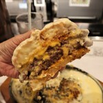 American diner ANDRA - チーズに in したハンバーガー　断面