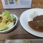 Caprice - ミニサラダ(\100)とハンバーグ200g(\900)