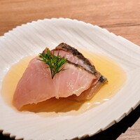 ひきざんたしざん - 鰆西京漬けは皮を炙って生ハムと合わせディルを乗せ、ポン酢