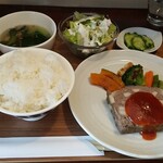 キッチン ブルー グローブ - 牛挽肉と里芋のテリーヌ　トマトピューレと生姜の和風ソース