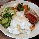 キッチン ブルー グローブ - ご飯、サラダ、お新香を乗せてワンプレート