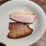 ビストロ エムゼロファイブ - 自家製ベーコン　鶏の燻製
