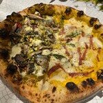 ピッツェリア エ オステリア パドリーノ - さんまとカボチャのピザ(ハーフアンドハーフ)