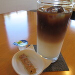 Kafe Yuru Rifu - ドリンクには黒ごまクッキー付き