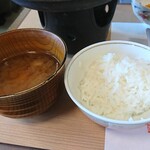 お食事処 若林 - 汁(えび入り味噌汁)・ご飯