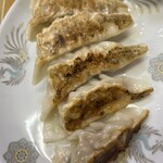 中華料理 喜楽 - 餃子は小ぶりだが６個¥400は安い。皆さんオーダーされていた。