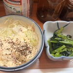 立呑み 晩杯屋 - 料理写真:ポテトサラダ150円、小松菜ナムル150円