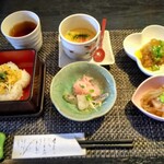 まん風 - 左上から、お茶、茶碗蒸し（いくら）、豚軟骨と焼売風肉団子、山菜ちらし寿司、なます（鯵、大根、カブ）、千切り大根の煮付け　どれも手が込んで素朴で美味い。