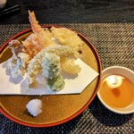 まん風 - 天麩羅　デザート前の最後に提供　何か物足らんと言っていた甥もこれで満腹感を感じたらしい。海老、蓮根、カボチャ、ナス、人参、ピーマン、シメジ　と高価な素材はなあが、油が新鮮でスッキリとした満腹感