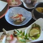 まん風 - 一番手前左が当店自慢の炙り鯖寿司　　　　　　右下の白カップがミニ蕎麦　うどんの人は黒カップだった。やっぱ鯖寿司は絶品。夫婦で、旬の風二つと炙り鯖寿司のシェアも良いですよ！