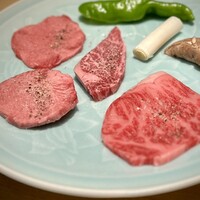 雪月花 たなかさとる - □焼き（塩）
                    和牛タン（厚、薄）・近江牛サーロイン・飛騨牛ヒレ。
                    厚切りの牛タン、ヤバし！
                    タン元の部分ですが、柔らかく滑らかな舌触りから溢れる旨味。最高♪