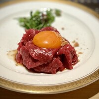 雪月花 たなかさとる - □ 神戸牛雌の50ヶ月飼育のユッケ　外モモ
                    ユッケですが、モモなのでサッパリ。
                    温度が上がってくると、じんわりと沁み出す美味しさが充実します。