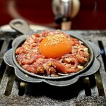 焼肉幸泉 - 炙りユッケ