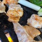 幸楽園 - 辛みそホルモン、焼き台へ