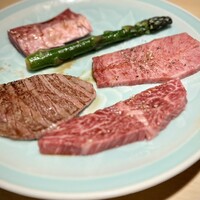 雪月花 たなかさとる - 焼き（タレ）
                    ハラミ・神戸牛外モモ・松坂牛三角バラ・サガリ。
                    写真を撮り忘れて、焼きかけのモモを慌てて戻すの巻(^^)
                    厚切りのハラミが美味しかった！