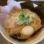 香味亭 - オマール海老香る味噌ラーメン中盛（¥850）+トッピング全部乗せ（¥200）