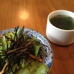 Hanamizuki - カレーのセットのスープとサラダ。