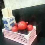 夢屋 - ソース・醤油・一味唐辛子・塩が置いてあります。