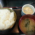 大盛ご飯と味噌汁・茶碗蒸し・漬物付きで440円・・・