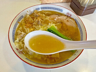 Shinasobaya - 「支那そばや」の系譜を感じる、重ね合わせた味の旨味が深いスープ
