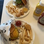 バーガーマニア - クアトロチーズバーガー＆アボカドチーズバーガー　ナゲットセット