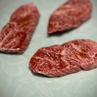 雪月花 たなかさとる - この日の「最上牛」、松坂牛のカイノミ。
                      赤身とサシのバランスが良く、カイノミは好きな部位。
                      これは味わいが濃くて、問答無用の説得力！