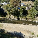 オアシスなんもく - テラス席から見る清流　夏には大勢の水遊びで賑やはわっいた｡