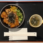 さるびあ丸 - 旨辛チキン丼 1200円
            2023年10月28日