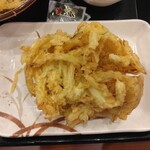 Marugame Seimen - 野菜かき揚げ170円、上から(2023.10.28)