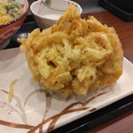 Marugame Seimen - 野菜かき揚げ170円、斜め上はファイプロポジション(2023.10.28)