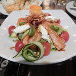 Trumps Grillhouse & Butchery - サーモンサラダ。ガリが乗っています。