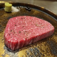 焼肉とみ 横浜関内店 - とみのしゃぶり シャトーブリアン。 切れ目が入っていて 4切れある。 2切れずつ、ふわっとした仕上がりの焼き具合とカリッとしたステーキのような焼き具合のものに仕上げてくれます