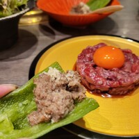 焼肉とみ 横浜関内店 - お通しの肉味噌 ピーマンと炙りユッケ