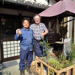 THE SHIP - シェフのロブ・シップマン氏とおっさんの記念撮影