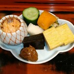 Koryouri Yoshimoto - ごはんのお供、漬物、ほぐし鮭、天上昆布、帆立貝、玉子焼