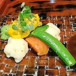 小料理よし本 - ロマネスコ、カリフラワー、スナックえんどう、フルーツトマト、ラムレーズンかぼちゃディップ