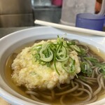 立喰うどん・そば　大和庵 - かき揚げにはにんじんごぼう厚めの生地