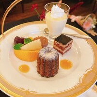 エスカーレ ホテルモントレ大阪 - ムース、ガトーショコラ、カヌレ、フルーツ、クッキー