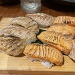 地酒と道産食材 一笑 - サーモンとえんがわの炙り寿司