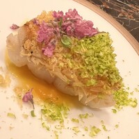 六花 - 赤甘鯛の鱗焼き。一年熟成唐墨パウダーとピスタチオをトッピング。完熟したバターナッツかぼちゃのピューレにマウンティング