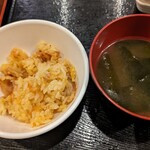 Raku Gyouza Izakaya Suidoubashiten - キムチ炒飯でした！味噌汁は微妙な味わい