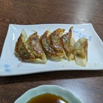 鴻福家 - 餃子でメインの唐揚げ定食が来るまでのウォーミングアップ