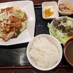 楽 餃子居酒屋 水道橋店 - 油淋鶏@750　待った割に揚げたてではなかった？下の野菜のせいで冷たくなってた