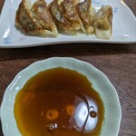 鴻福家 - 小皿に餃子タレと辣油を入れて