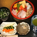 ちらし寿司 お吸い物と漬物付き（握り寿司も付きます)