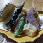 手打ちそば　彩の実 - 天ぷら
            ( ししとう、柿、人参、茄子、パプリカ、紅いも、かぶ、サツマイモ、海老、カリフラワー、かぼちゃ)